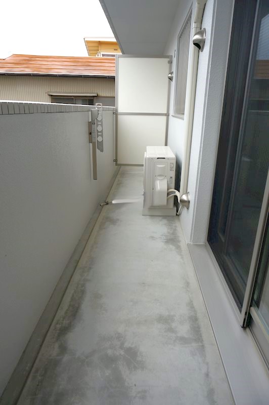 向かいは駐車場です。