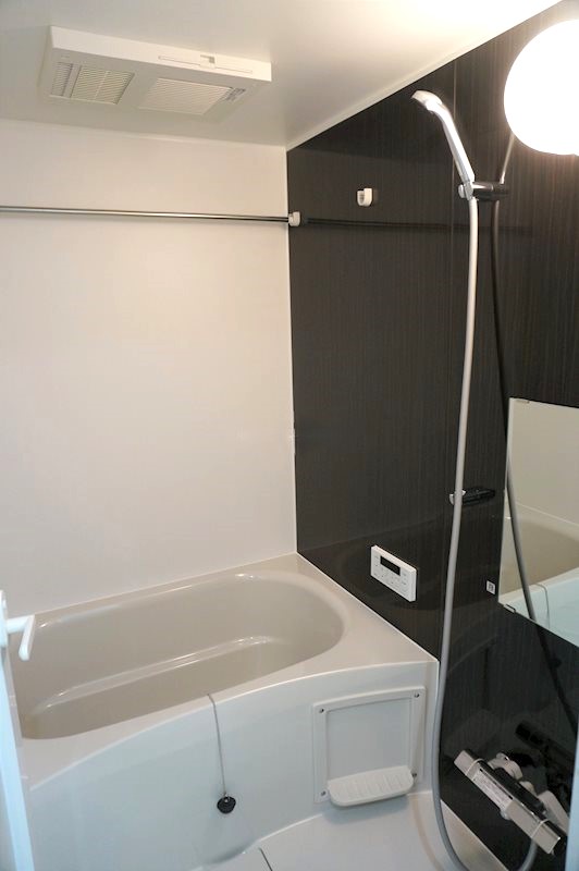 お風呂は窓が無いので、浴室乾燥機付き。
