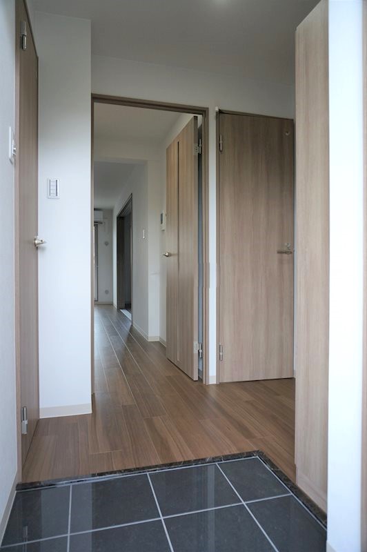 木の感じと、玄関タイルがGOODマッチ！