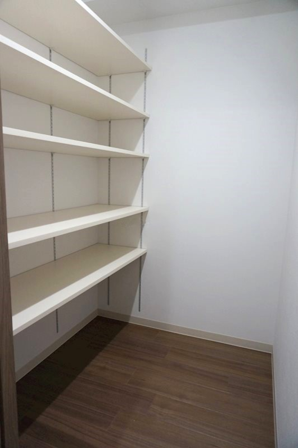 玄関横にこんな大きな収納が！？