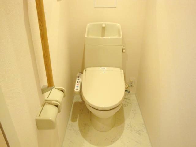 トイレは手すりと収納があります。