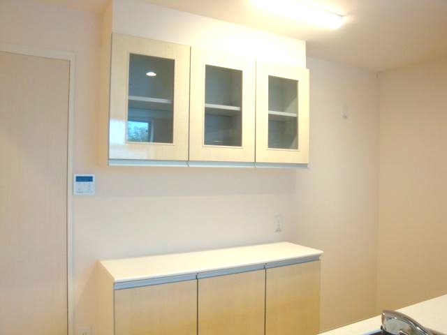 カップボードもあるのでキッチン周りはスッキリ。