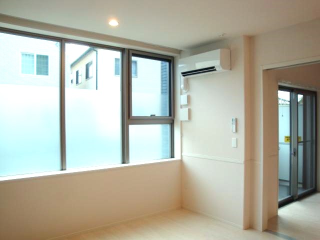 南向きに大きな窓。