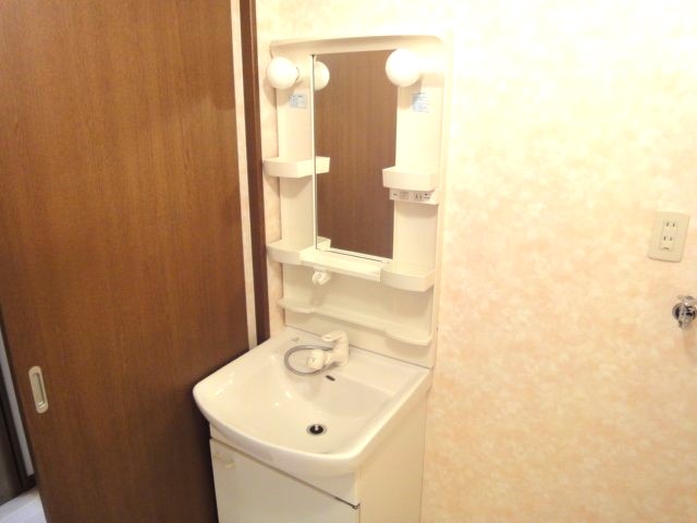 レトロな感じですが、シャワー洗面台です。