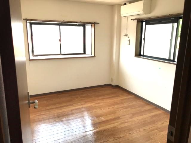 洋室は2面窓なので風通しも良さそうです。