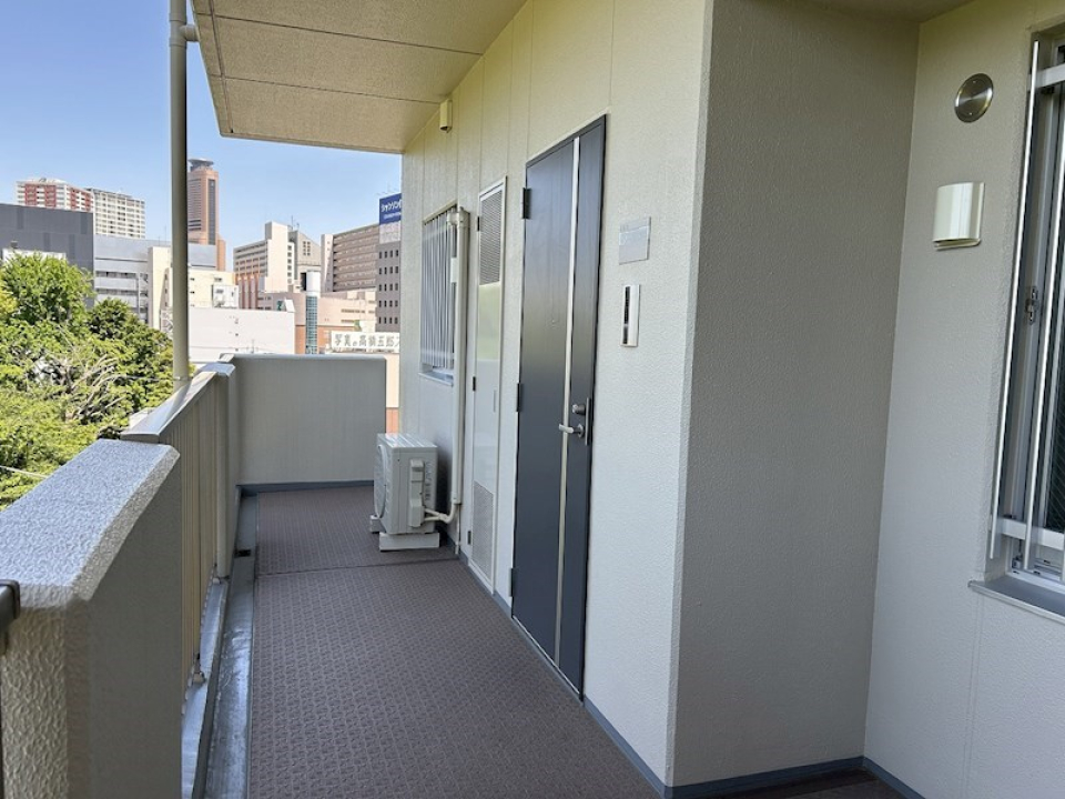 玄関前は他の号室の方が通ることもないので落ち着いて暮らせます