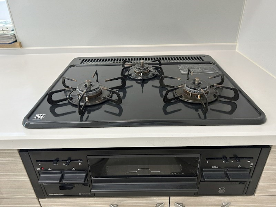 お掃除もしやすそうな三口コンロ