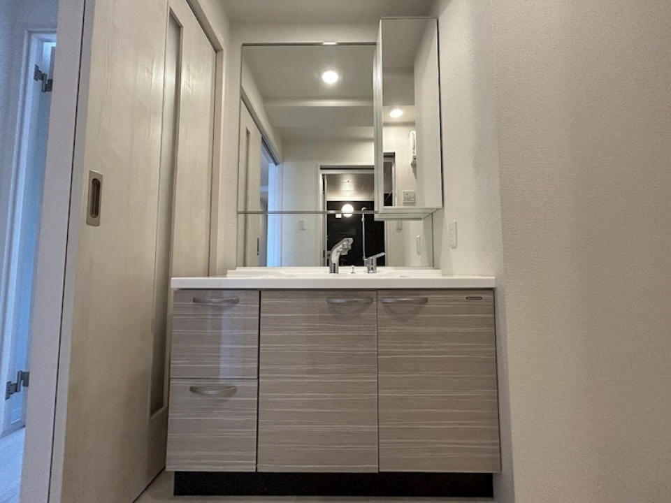 洗面台も落ち着いた色味で飽きがこない