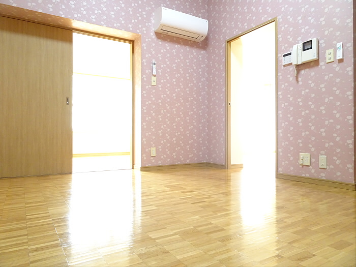 壁紙が気になる人はちょっと頑張って賃貸対応のDIYで自分好みにしてみましょう！