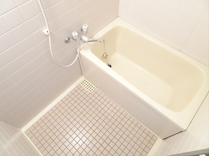 浴室は白くまとまっています。