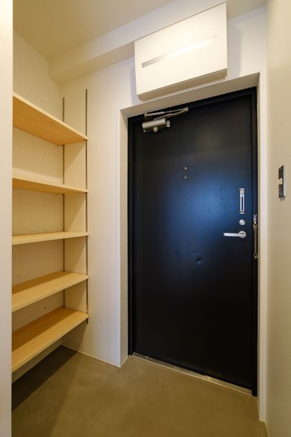 玄関には可動棚が設けられています