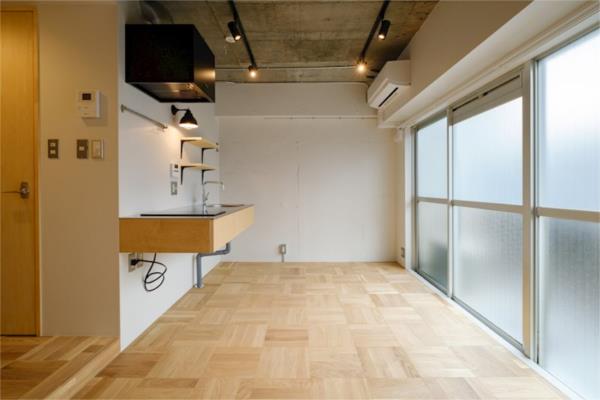 天井は躯体表しにブラックのスポットライトがかっこいいです