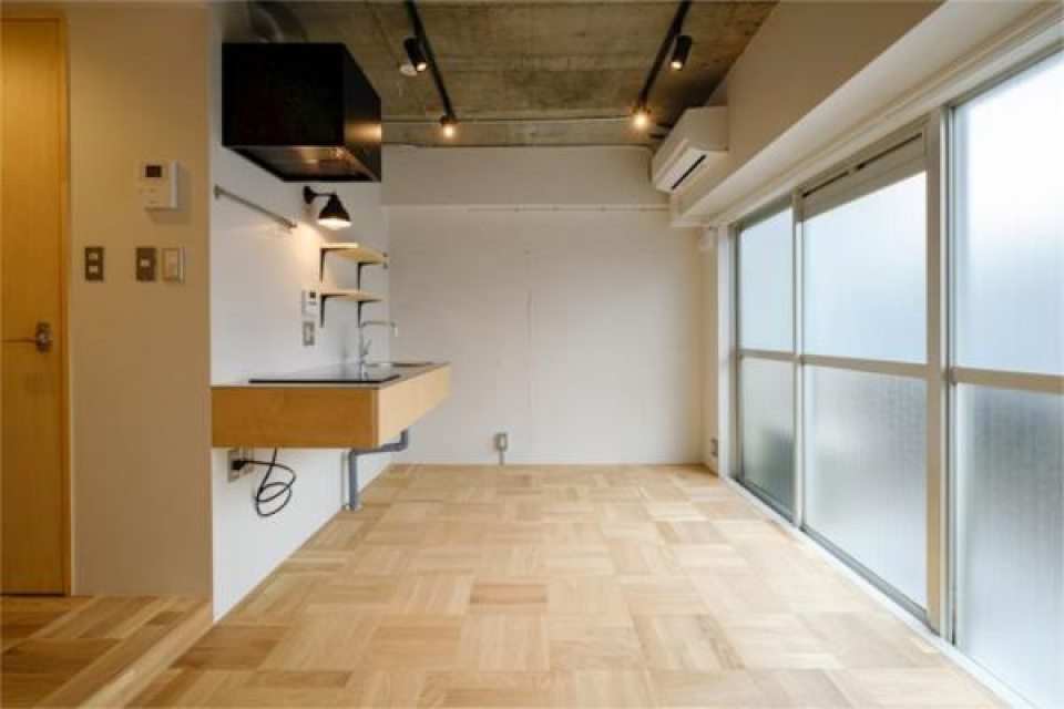 天井は躯体表しにブラックのスポットライトがかっこいいです