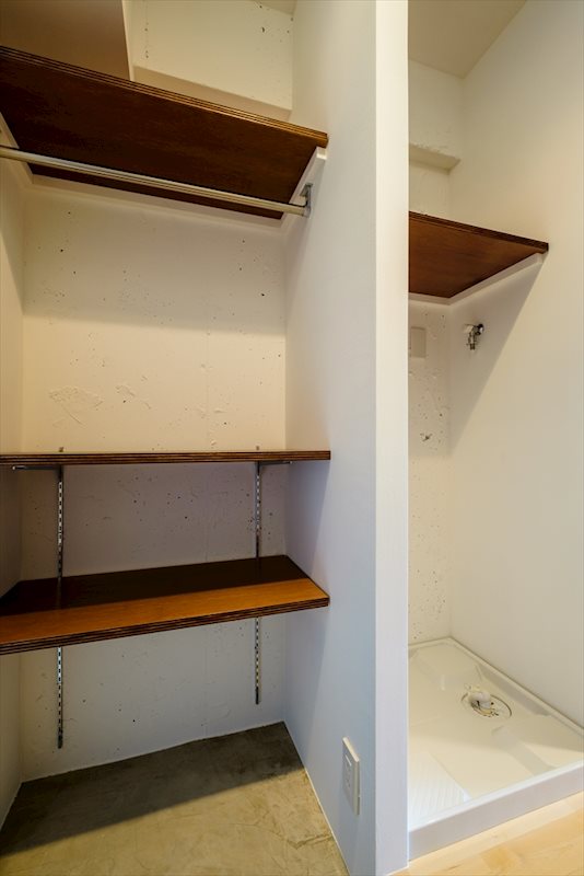 洗濯機置き場は玄関横に