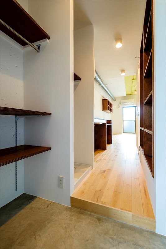 玄関には靴とアウターを掛けられます