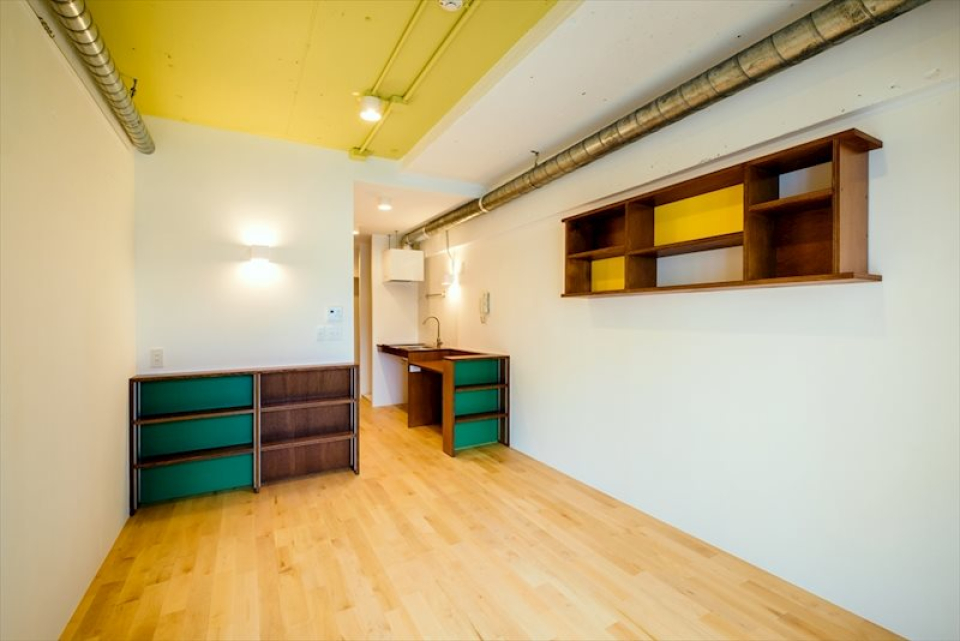 イエロー×グリーン×ネイビーのポップ空間へようこそ