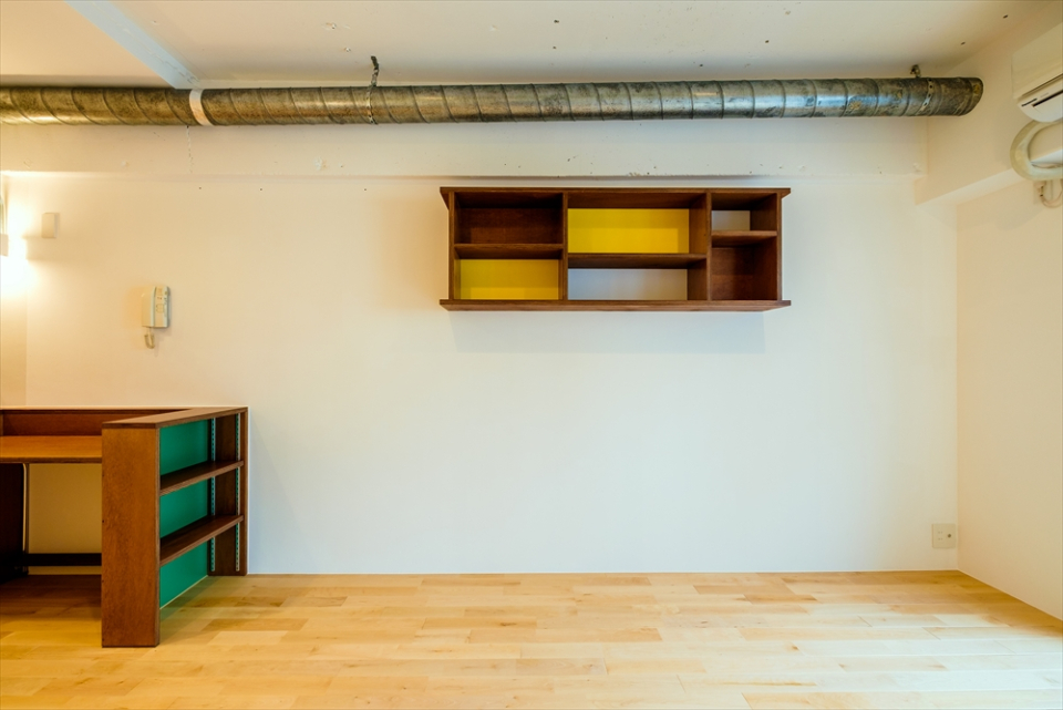 壁はホワイト塗装にして、アクセントカラーが引き立ちます