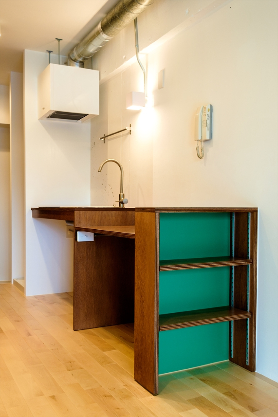 キッチンにもミニマルな棚をご用意