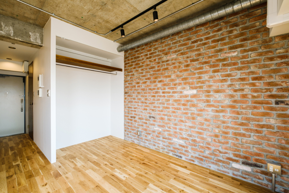 剥き出しの配管がインダストリアルな要素をプラス