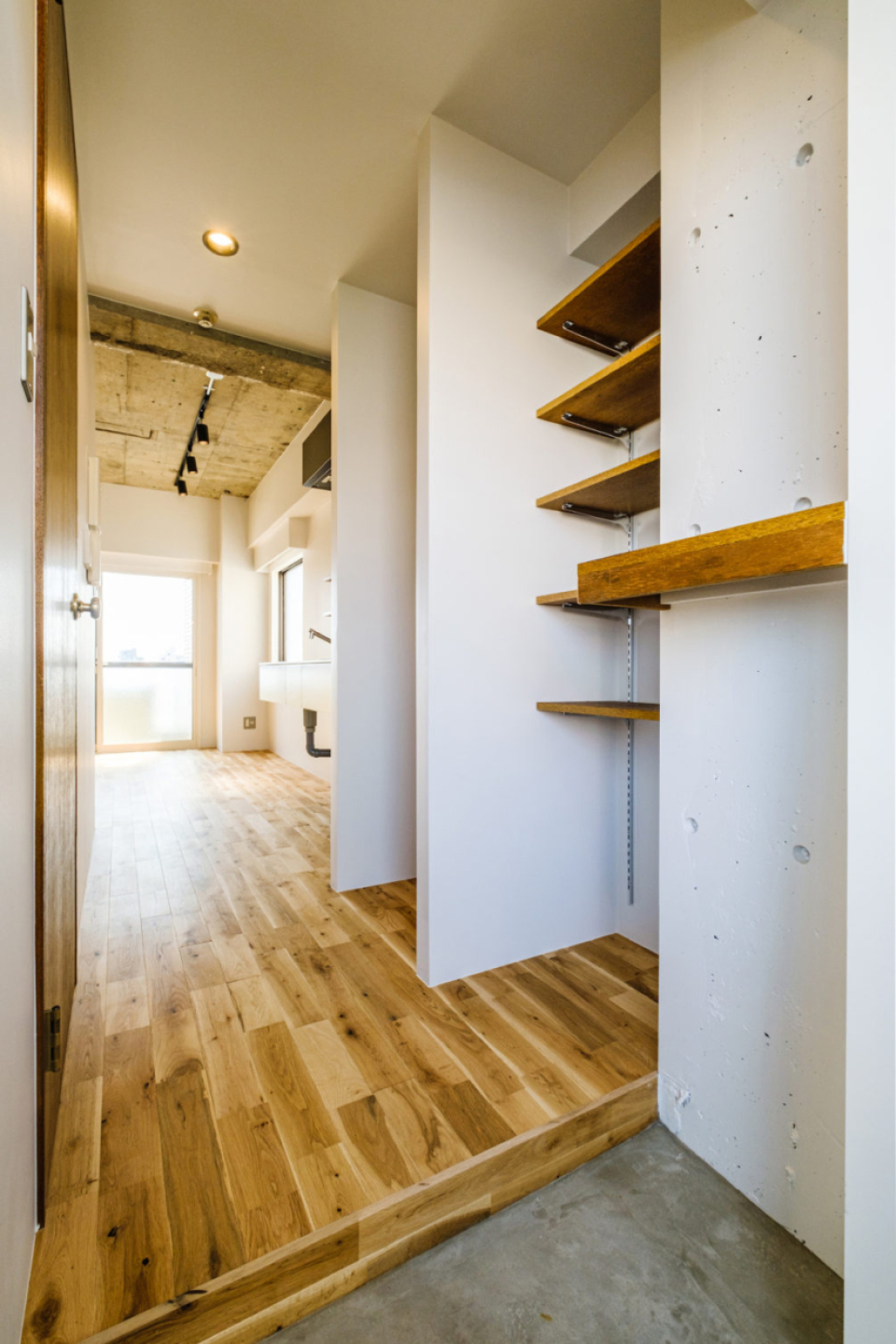 玄関を開けた時から木の素敵な風合いを感じられます