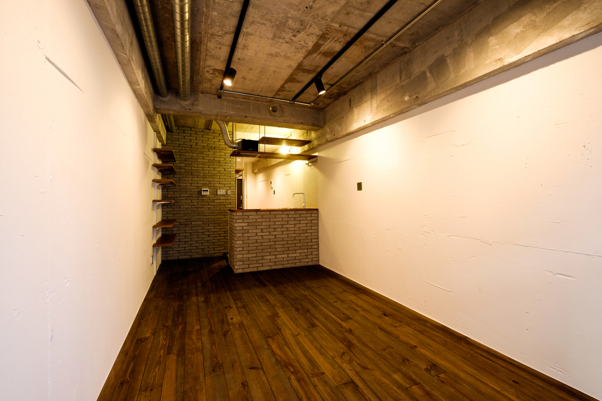 無機質と温かみ、相反するその要素が両立する空間です