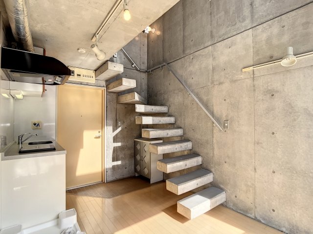 コンクリートの浮き階段がスタイリッシュ