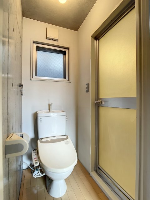 トイレには換気窓付き