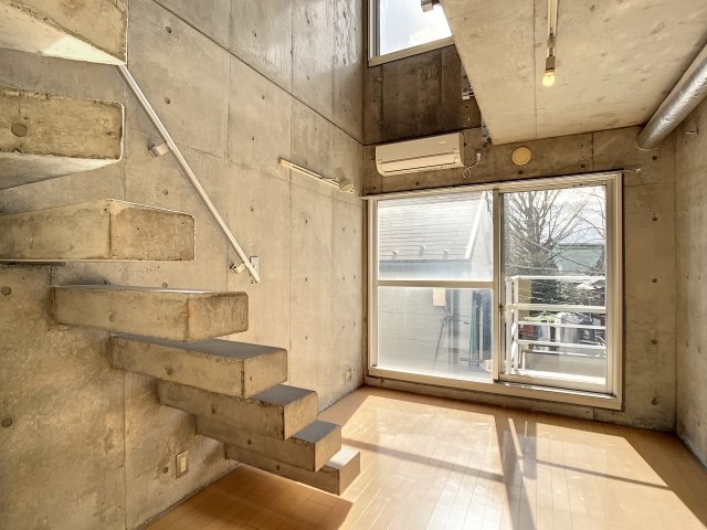 剥き出しのコンクリートが無骨でかっこいい