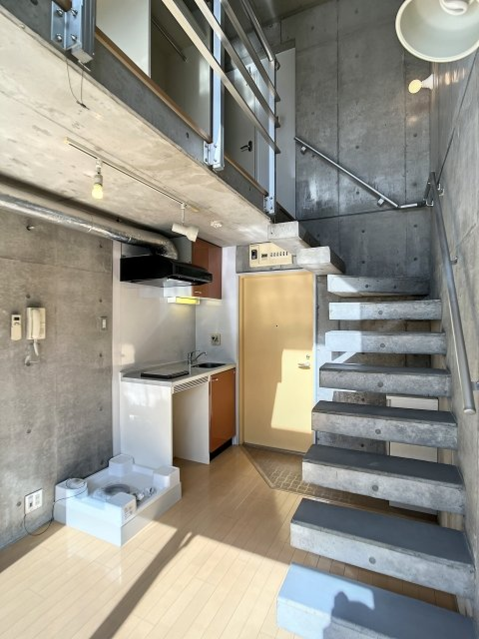 下のフロアは約6帖、上のフロアは約2.3帖とコンパクトめです