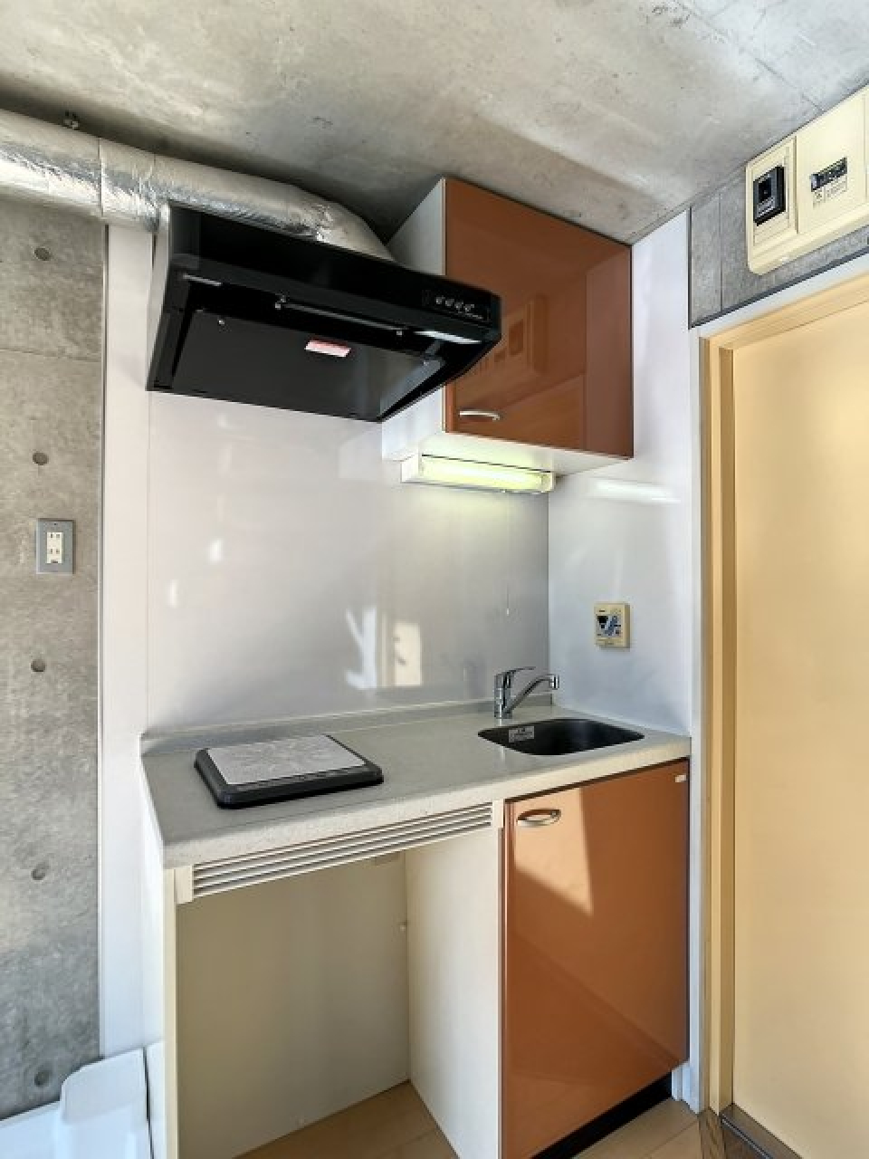 ブラウンのキッチンはミニマムで収納も少なめ