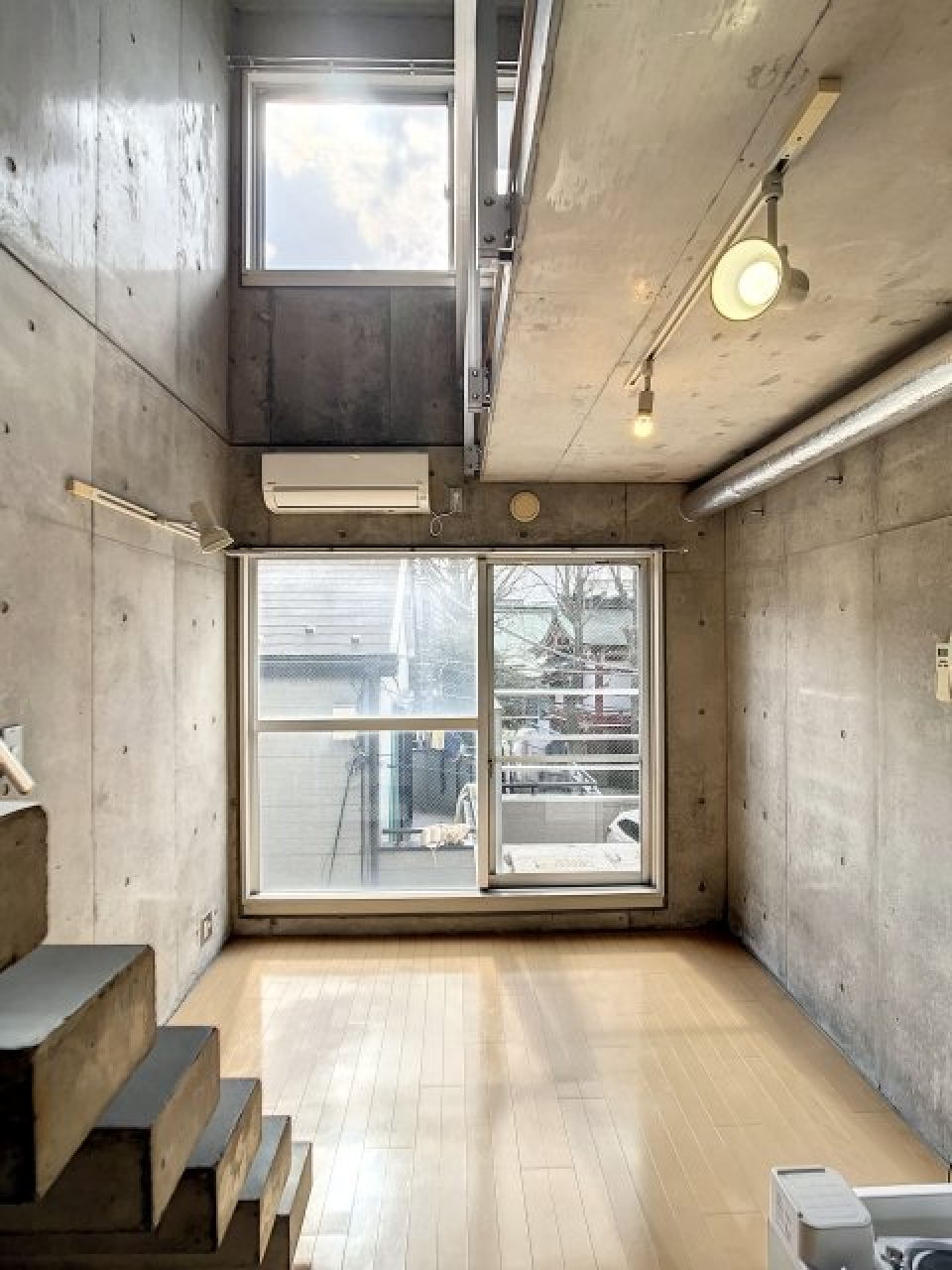 南向きで吹き抜けにも窓があって採光◎