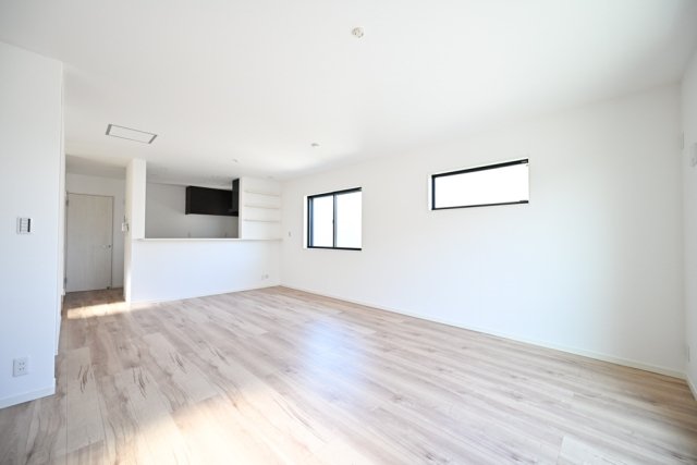 キッチン前の窓の下にダイニングテーブルを置こうかな。