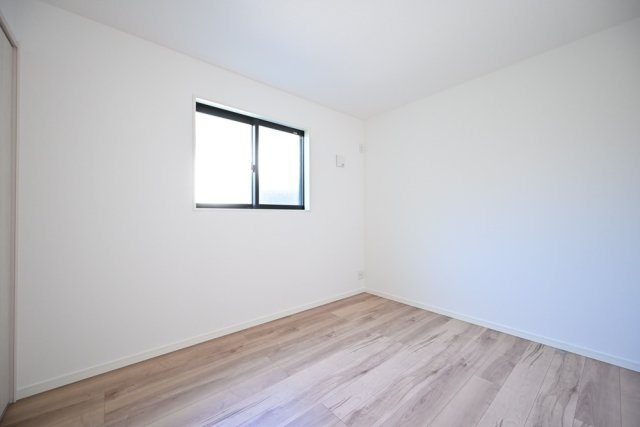 （洋室2）窓はひとつですが、壁が多く家具が配置しやすいメリットも！