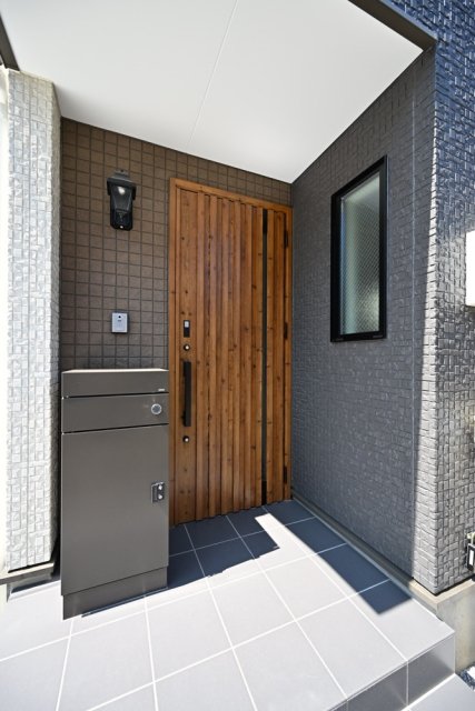 玄関右手の小窓は洋室1の窓です。