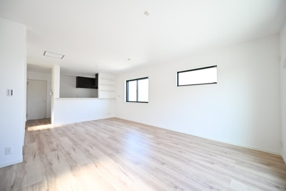 キッチン前の窓の下にダイニングテーブルを置こうかな。