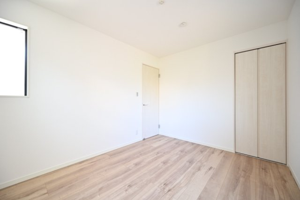 （洋室1）右手の扉がクローゼットです◎