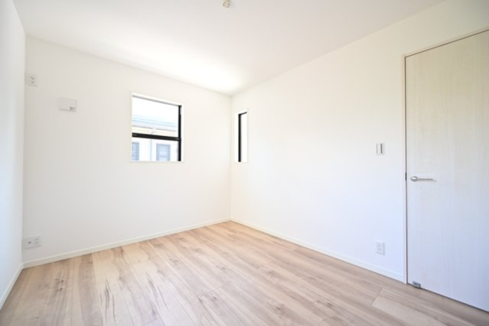 （洋室1）窓が3面あり、かなり明るい明るい！