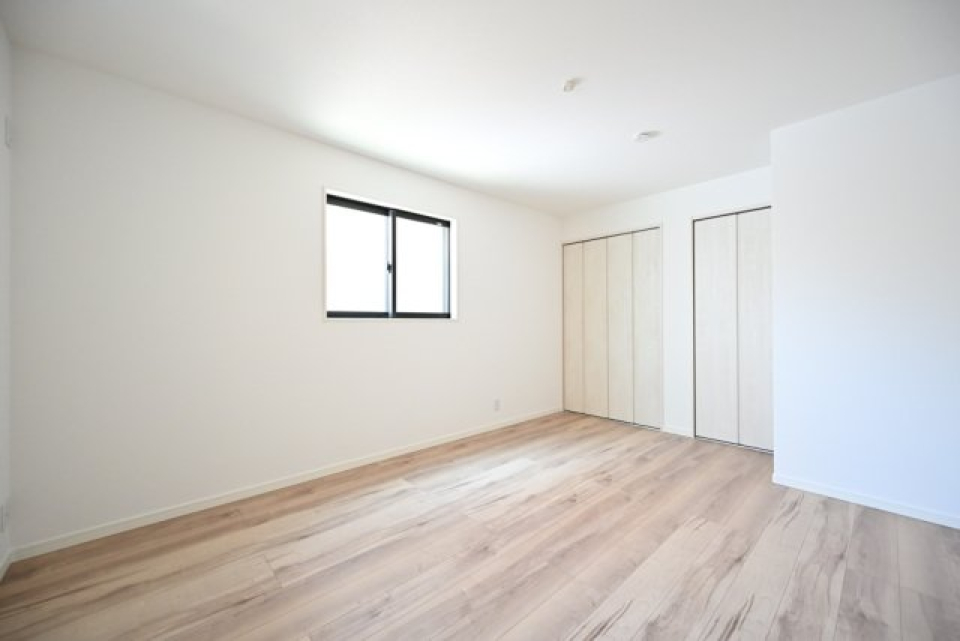 （洋室3）このお部屋には収納も2つ付いています。