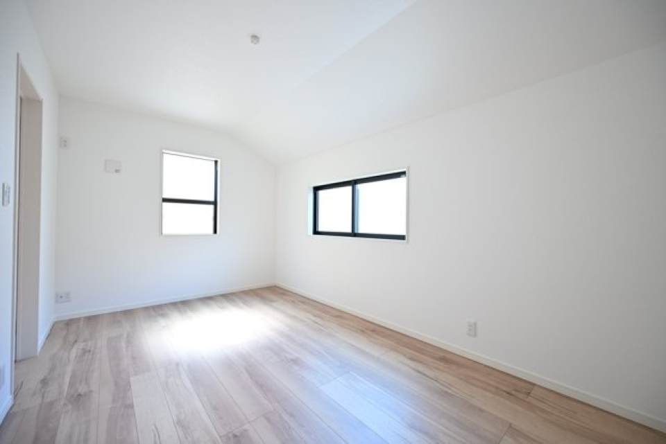 （洋室4）ベッドと作業用デスクを置いてもゆとりがありそう。