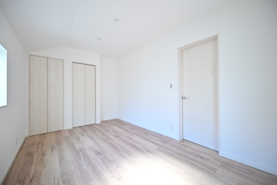 （洋室4）こちらも収納が2つ付いています。