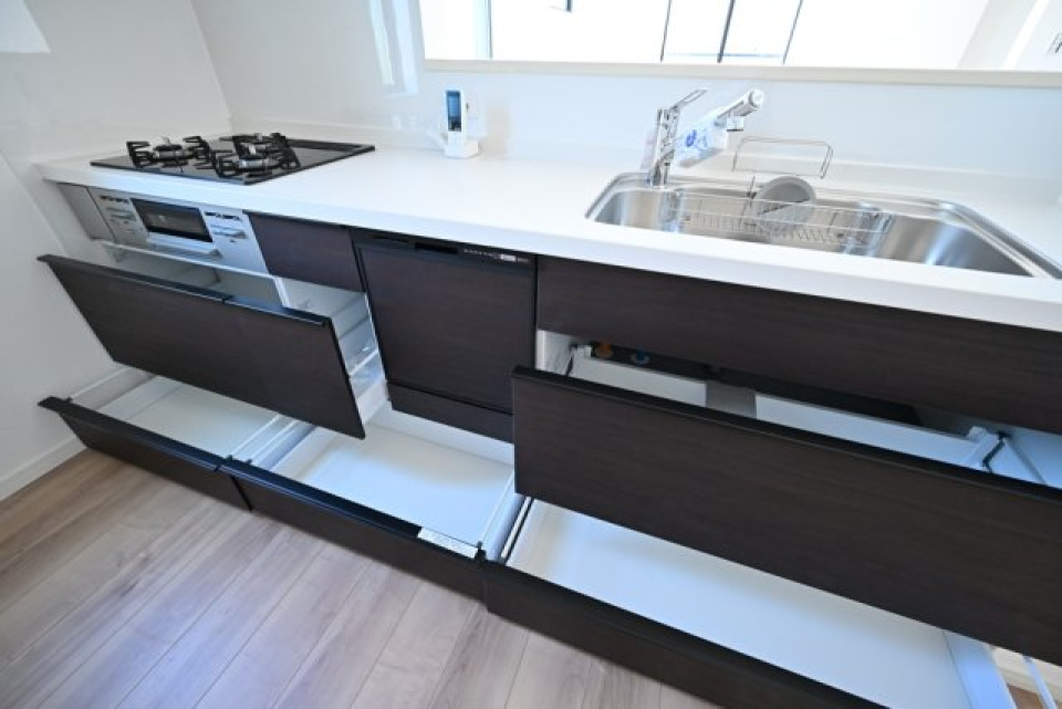 3口グリル付のガスコンロ。収納力も頼りになります。