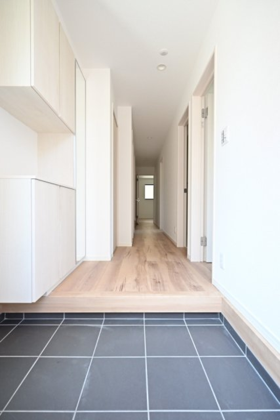 4-5足くらいは出しっぱなしにしておけそうな広さの玄関ポーチ。