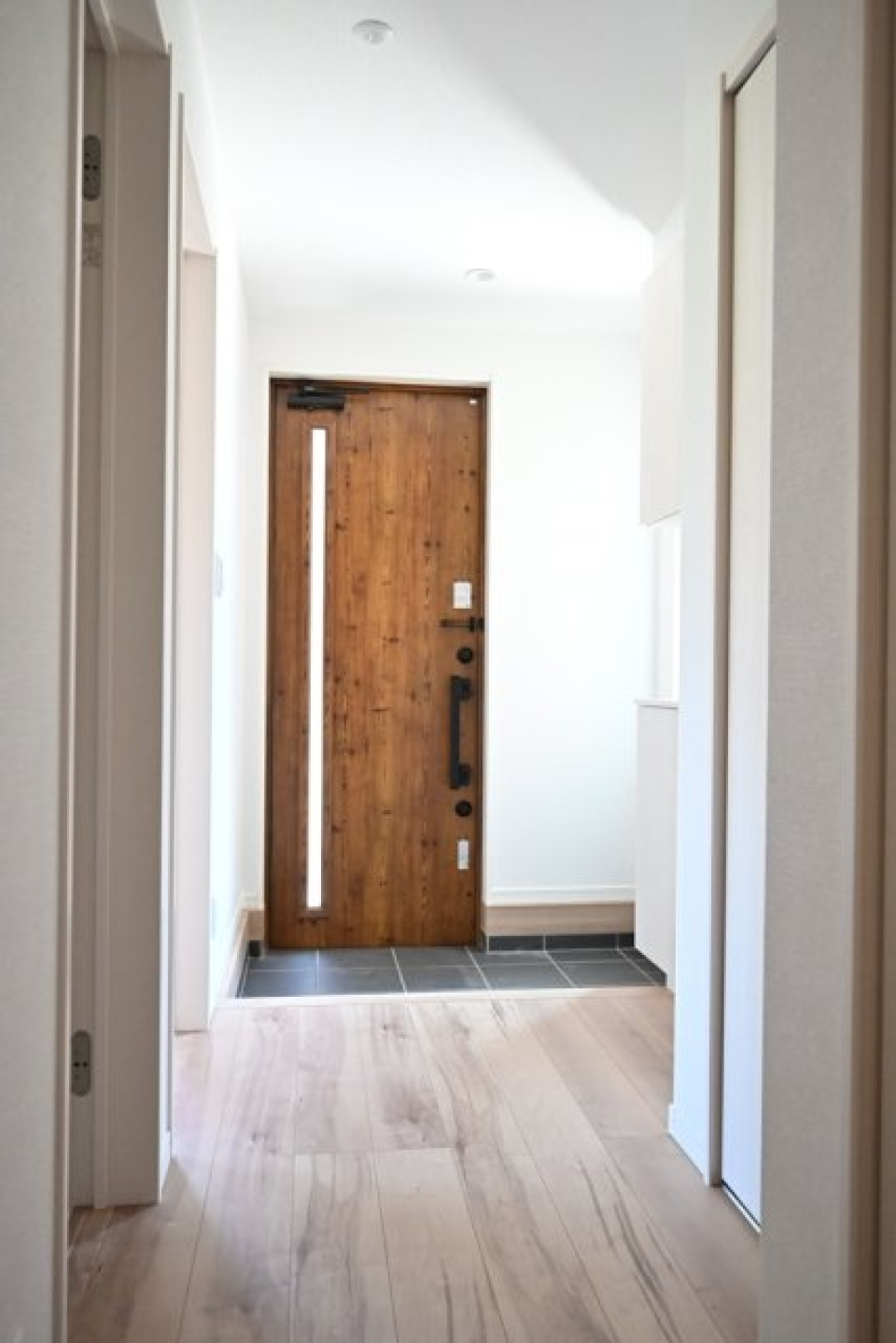 玄関扉もブラウンで可愛い…！