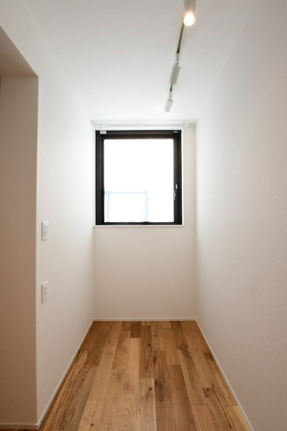 ベッドがシンデレラフィットしそうな3.1帖の洋室(採寸は必須ですね)