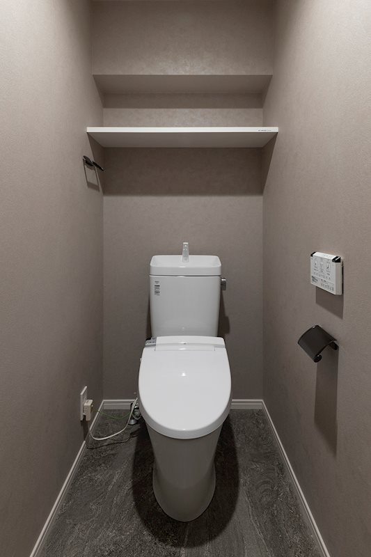 落ち着いたトーンのトイレ
