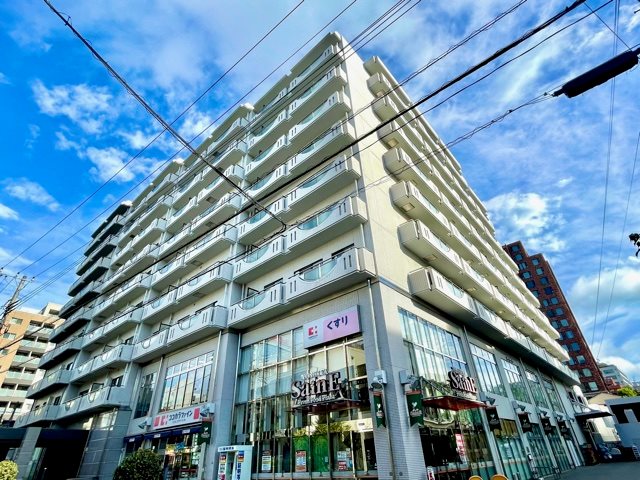 マンション内にスーパーとドラッグストアがあるのが便利