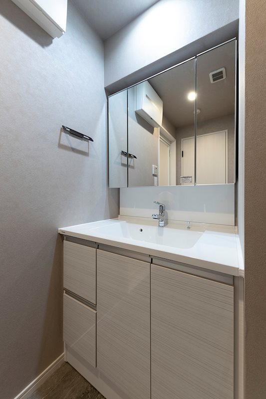 ワイドサイズで身支度しやすい洗面化粧台