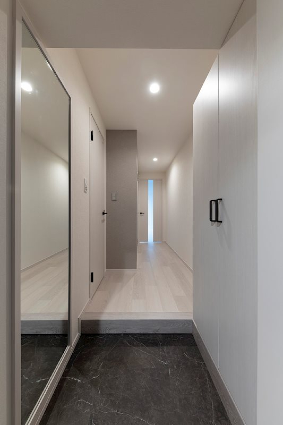 玄関には全身鏡があるの嬉しいですよね