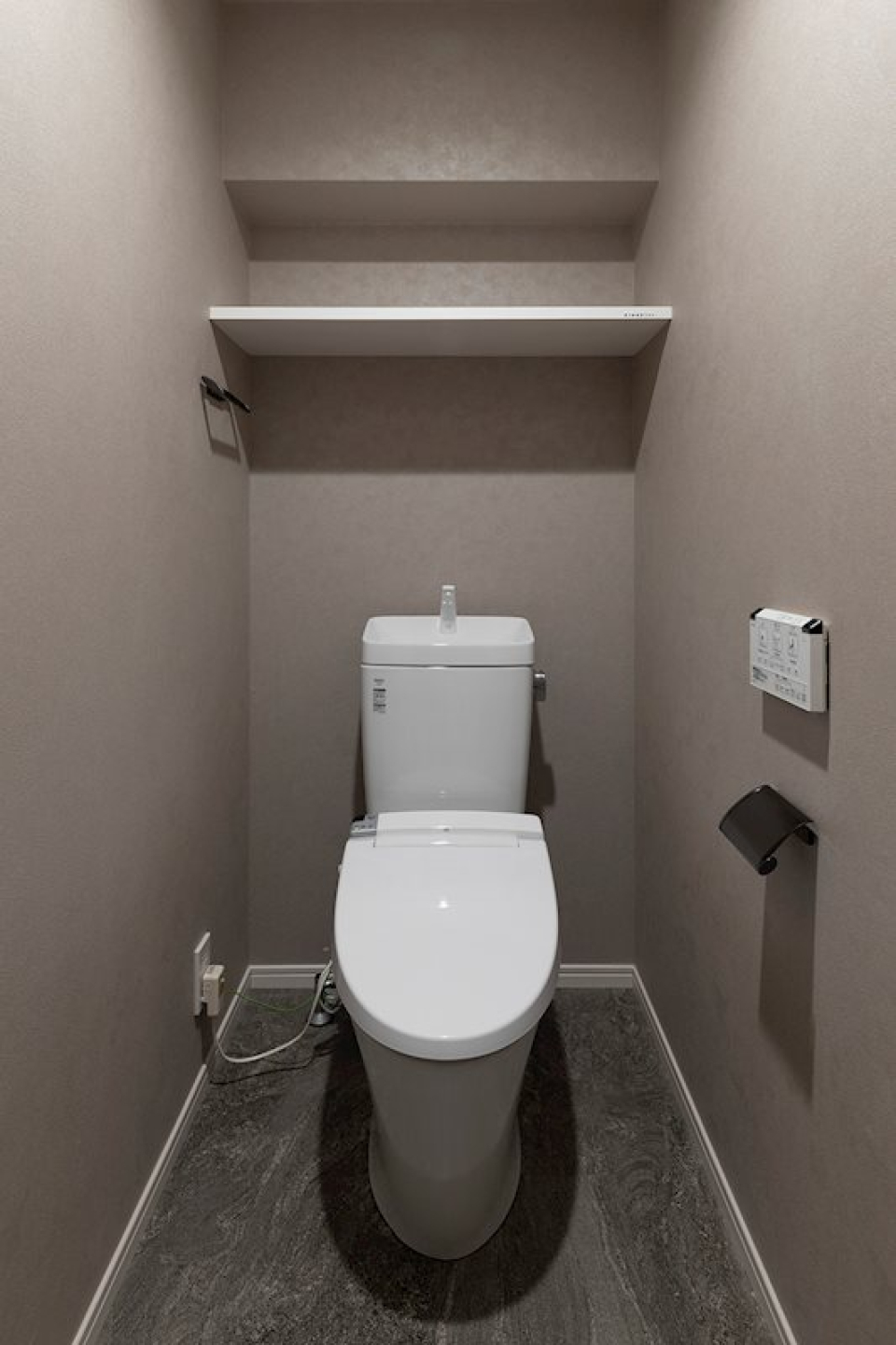 落ち着いたトーンのトイレ