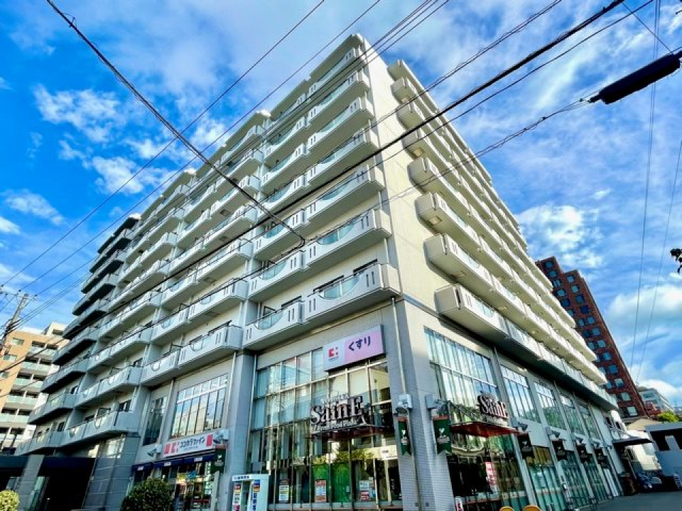 マンション内にスーパーとドラッグストアがあるのが便利